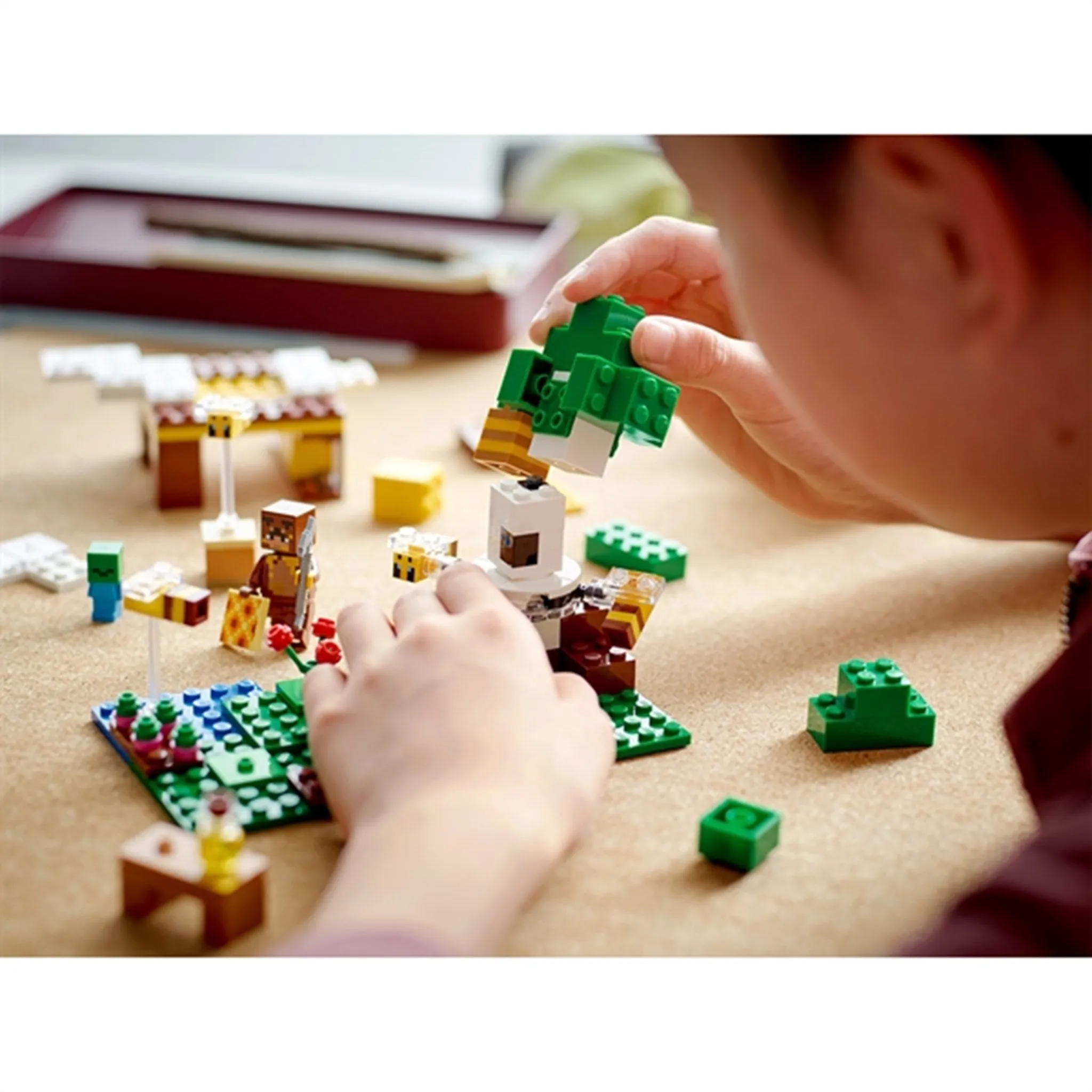 LEGO Minecraft The Bee Cottage