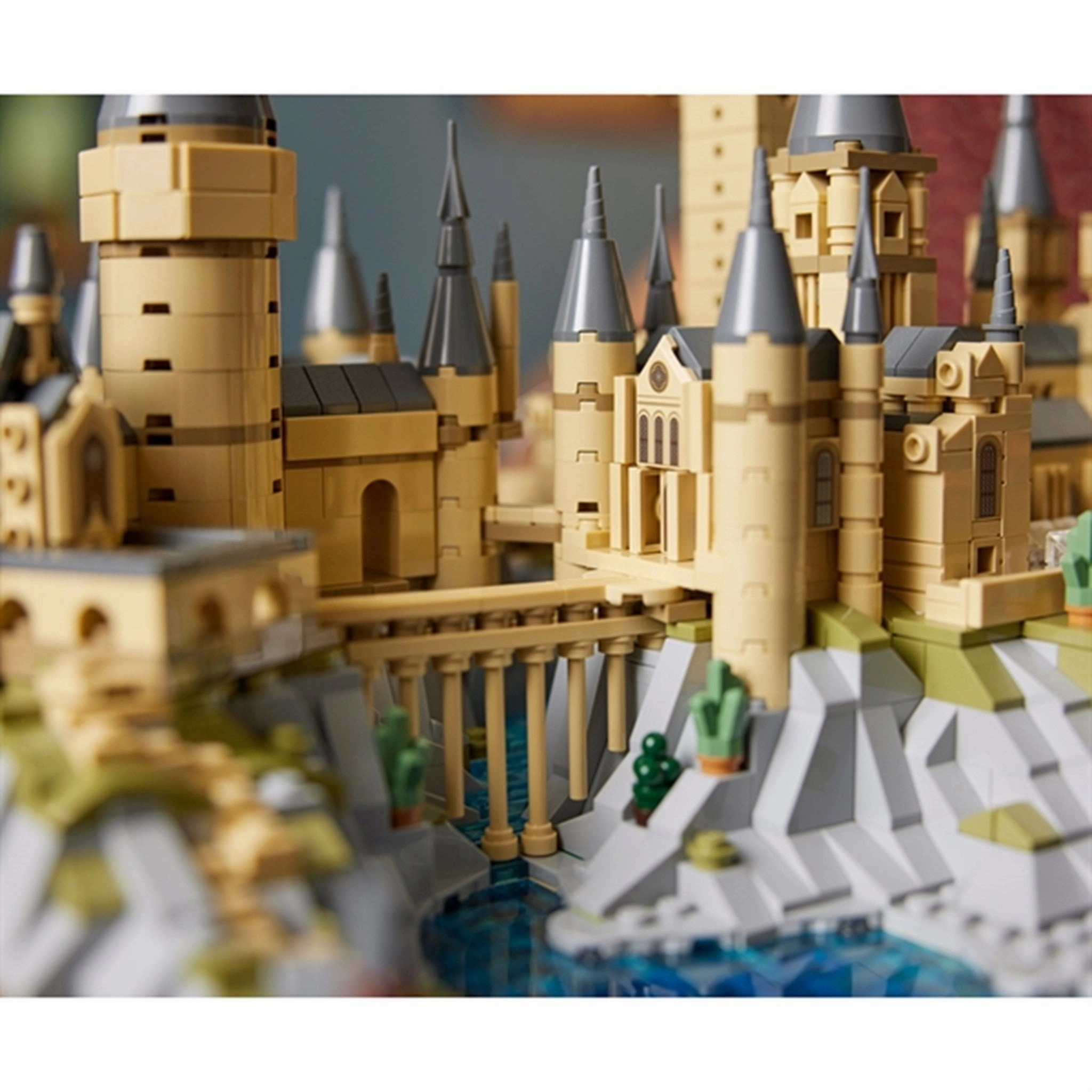 LEGO Harry Potter Hogwarts Castle and Surroundings