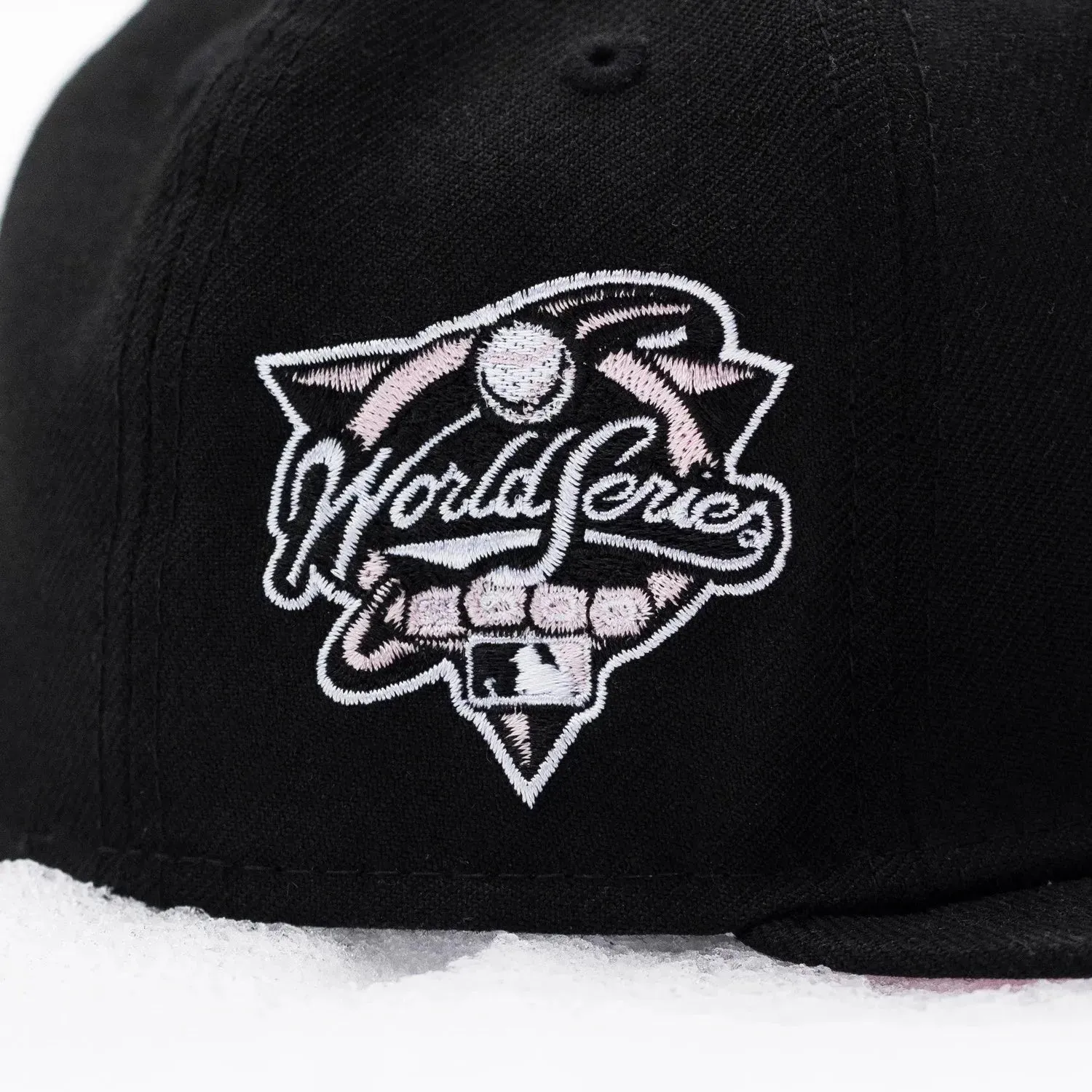 New Era Caps NEW ERA 59FIFTY MLB NEW YORK YANKEES WORLD SERIES 2000 BLACK / PINK UV FITTED CAP
