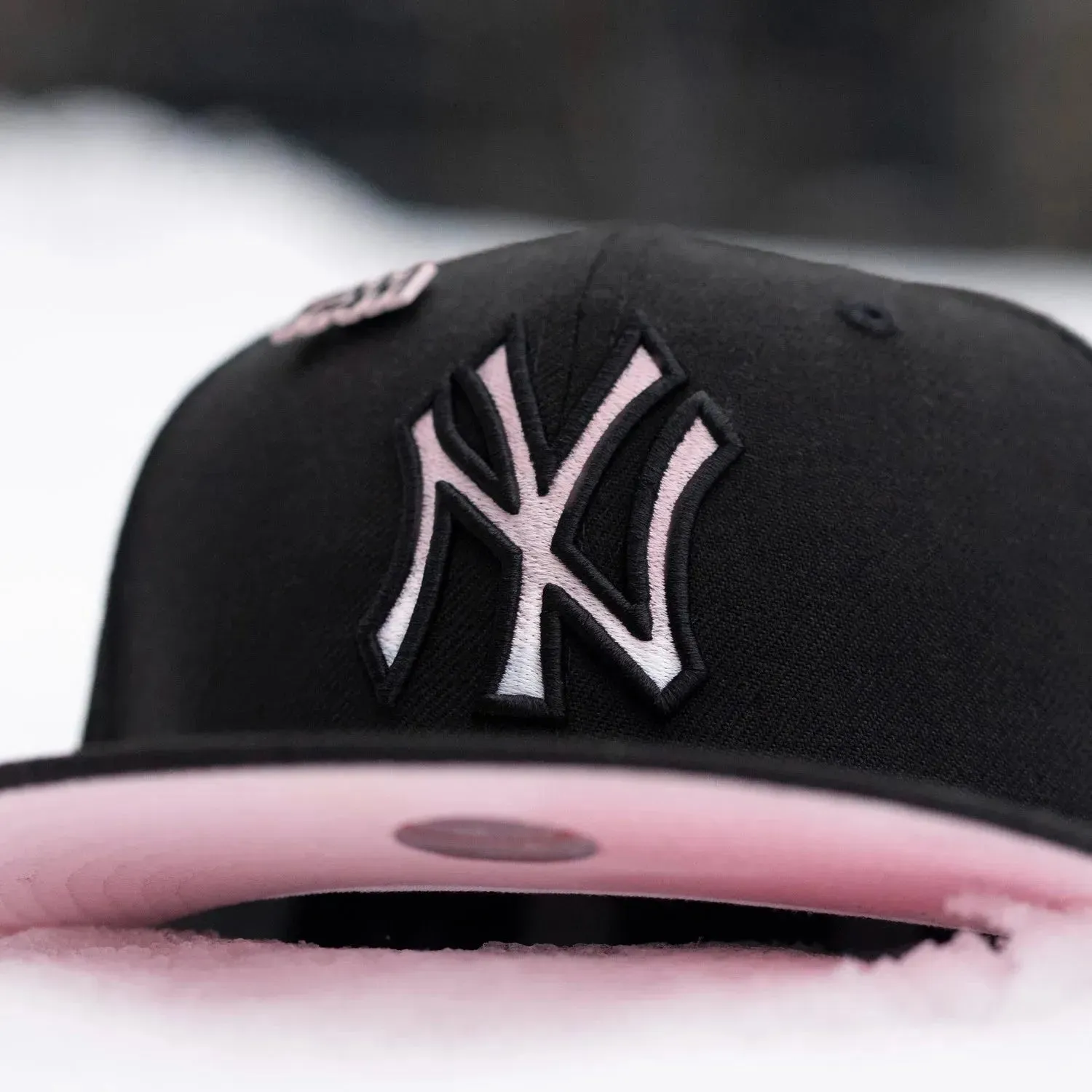 New Era Caps NEW ERA 59FIFTY MLB NEW YORK YANKEES WORLD SERIES 2000 BLACK / PINK UV FITTED CAP