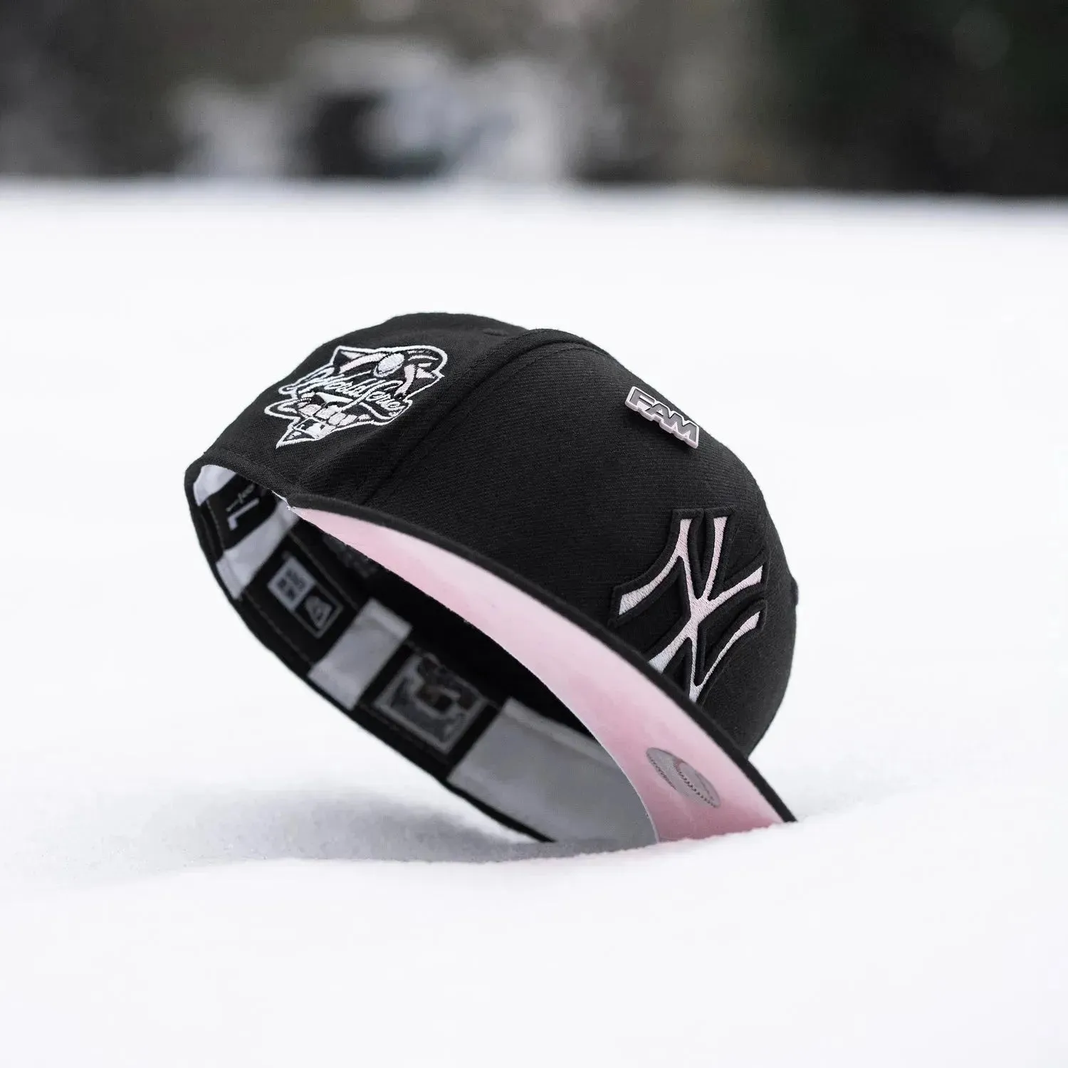 New Era Caps NEW ERA 59FIFTY MLB NEW YORK YANKEES WORLD SERIES 2000 BLACK / PINK UV FITTED CAP