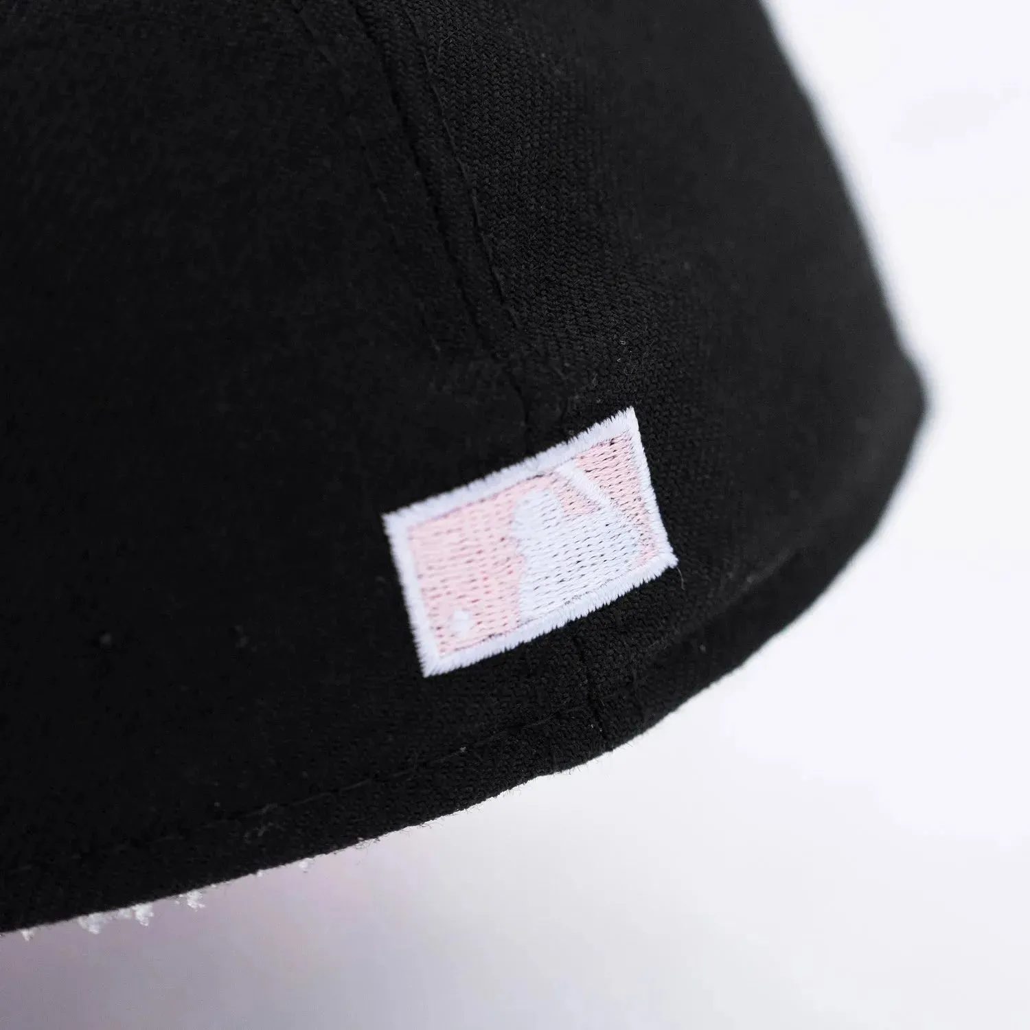 New Era Caps NEW ERA 59FIFTY MLB NEW YORK YANKEES WORLD SERIES 2000 BLACK / PINK UV FITTED CAP