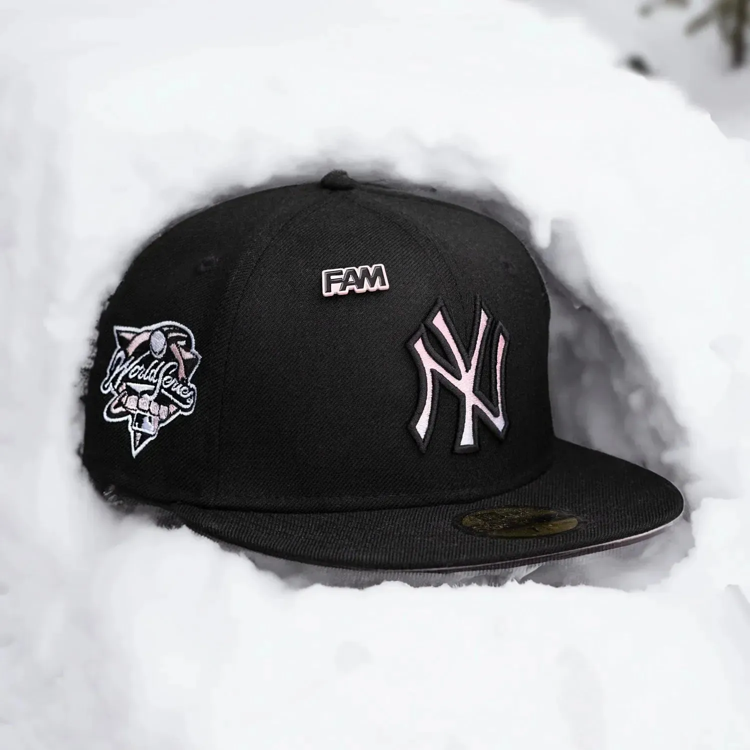 New Era Caps NEW ERA 59FIFTY MLB NEW YORK YANKEES WORLD SERIES 2000 BLACK / PINK UV FITTED CAP